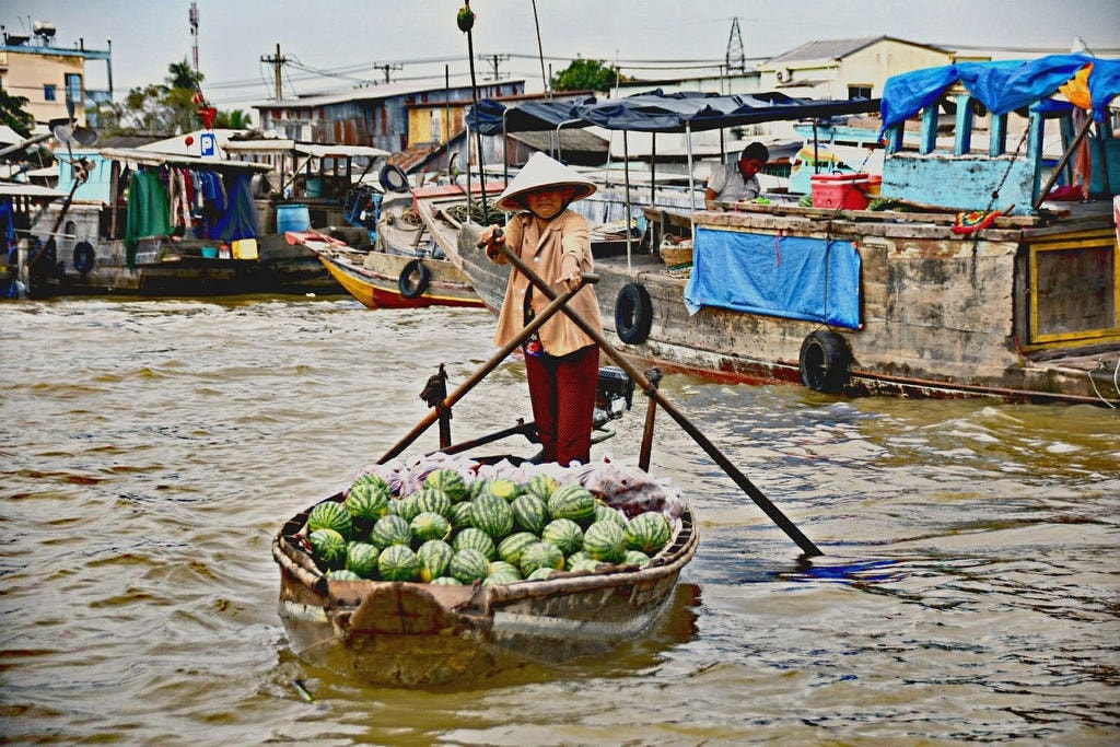long xuyen floating market